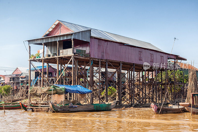 在Kampong Phluk浮动村庄的棚屋和船